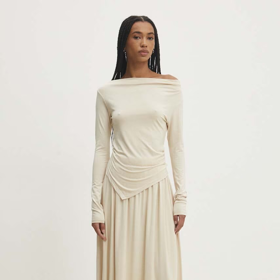 Asymetrické detaily mají třeba tyto šaty od Answearl.LAB, které koupíte za 1799 Kč.