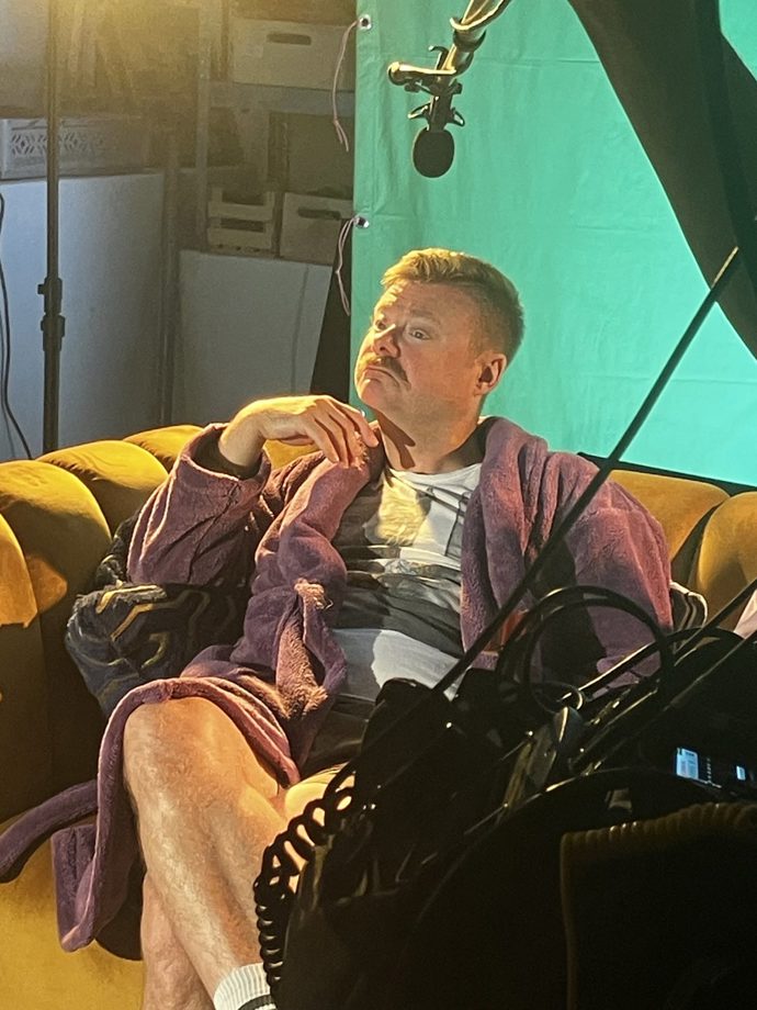 FOTO: Filip Kaňkovský na gauči. – stránka 10