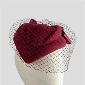 Na míru šitý klobouk Jane Taylor, podobný tomu Kate Middleton, pořídíte za 2 330 liber (65 tisíc korun).