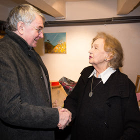 Blanka Bohdanová byla až do vysokého věku velmi společenská dáma. Na snímku z vernisáže svých vlastních obrazů s Vlastimilem Harapesem v roce 2020.