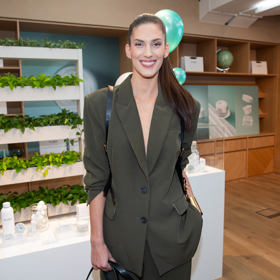 Letos jsou v kurzu oversize saka v elegantních odstínech jako je třeba vínová nebo olivově zelená, kterou obléká i Aneta Vignerová.