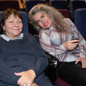Herečka Jitka Zelenohorská na snímku s Olgou Menzelovou (vpravo) v roce 2023