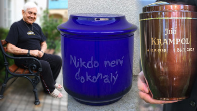 FOTO: Jiří Krampol a falešná i skutečná urna.