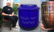 Jiří Krampol a falešná i skutečná urna.