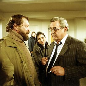 Československá kriminálka byla natočena v roce 1985 a zahrála si v ní řada hvězd. Na snímku Josef Vinklář (vpravo) a Jiří Zahajský. Zora Jandová v pozadí.