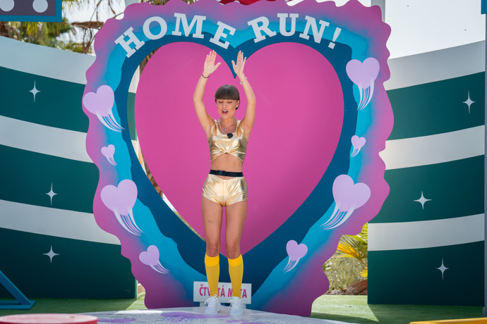 FOTO: Lenka Holubová při hře na Love Islandu. – stránka 5