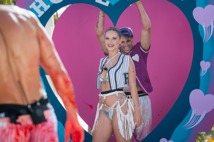 FOTO: Simi si na Love Islandu vybrala Honzi Michálka. – stránka 90