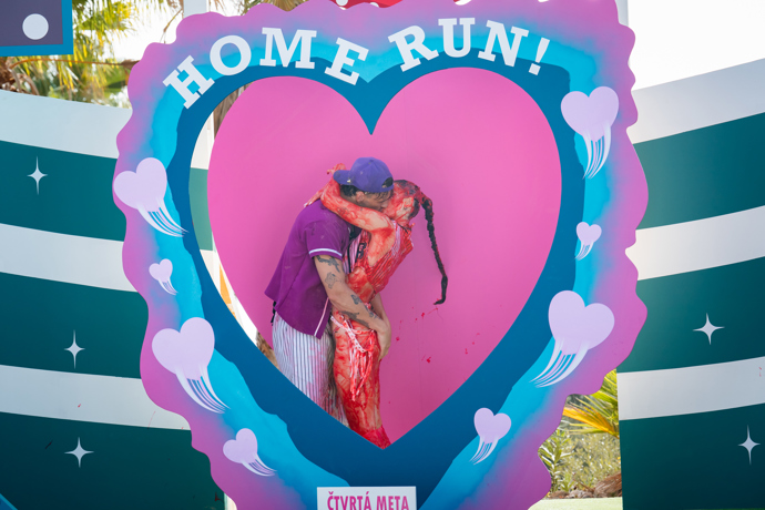 FOTO: Simi s Honzi Michálkem při hře. – stránka 89