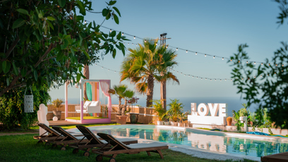 FOTO: Dominantou vily je rozlehlý bazén obklopený palmami.