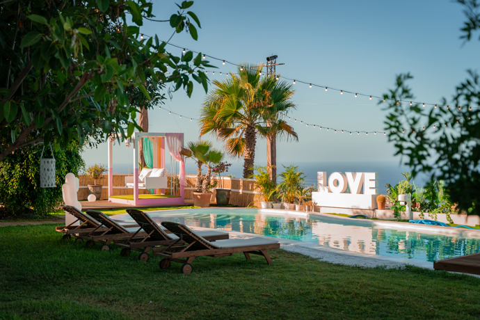 FOTO: Dominantou vily je rozlehlý bazén obklopený palmami. – stránka 198