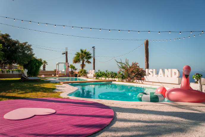 FOTO: Dominantou vily je rozlehlý bazén. – stránka 196