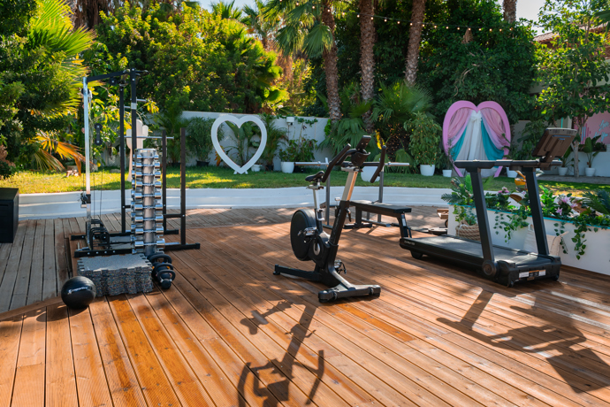 FOTO: Luxusní posilovna. – stránka 192