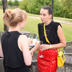 Sukně by potřebovala větší klid a eleganci. Herečka a zpěvačka ale flitry a červenou ještě přebila žlutou crossbody kabelkou