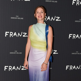 Herečka Marta Dancingerová vynesla duhové večerní šaty doplněné o černé sandálky.