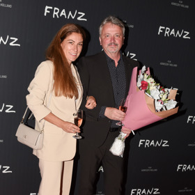 Politička Eva Decroix oblékla béžový kalhotový kostýmek. 