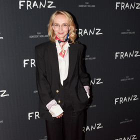 Herečka Jana Plodková vyrazila v pánském stylu. Pod černé sako oblékla bílou halenku a outfit rozzářila barevným hedvábným šátkem.  