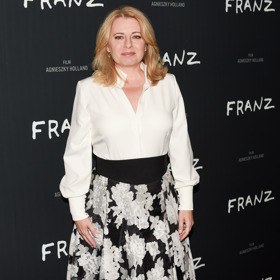 Bývalá slovenská prezidentka Zuzana Čaputová oblékla černo - bílou sukni áčkového střihu a bílou košili.