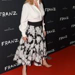 Outfit doplnila Čaputová lodičkami s uzavřenou špičkou v nude odstínu. 