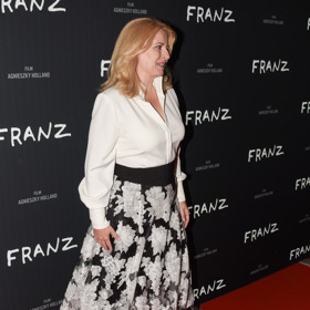 Outfit doplnila Čaputová lodičkami s uzavřenou špičkou v nude odstínu. 