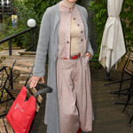 Šansoniérka a herečka Renata Drössler zvolila zajímavý vrstvený outfit. Jeho barvy by jinak možná působily usedle, ale červené doplňky celý look rozzářily a povýšily ještě na další stylingovou úroveň