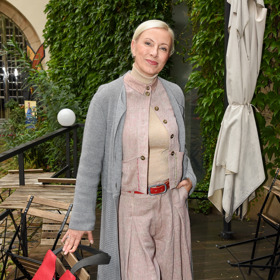 Šansoniérka a herečka Renata Drössler zvolila zajímavý vrstvený outfit. Jeho barvy by jinak možná působily usedle, ale červené doplňky celý look rozzářily a povýšily ještě na další stylingovou úroveň