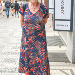 Jaroslava Obermaierová nosí také pestrobarevné šaty v délce po kotníky. 