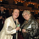 Stella Zázvorková dva roky před svojí smrtí na archivním snímku z roku 2003 - se svojí kolegyní Ivou Janžurovou.