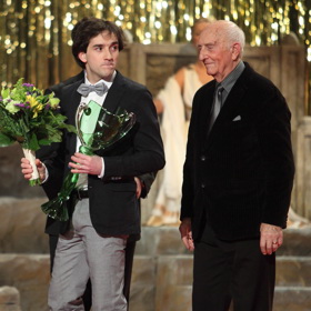 Otakar Brousek starší přál úspěch mladším kolegům, na snímku s  Matoušem Rumlem na Cenách Thálie v roce 2012.