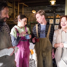 Seriálovou hlavou rodiny je Zlata Adamovská, která Marii Anně během natáčení hodně pomáhala. 