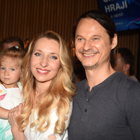 Moderátorka a herečka Tereza Bebarová se svým životním partnerem Ivanem Kotmelem a s mladší dcerou Sofií. 