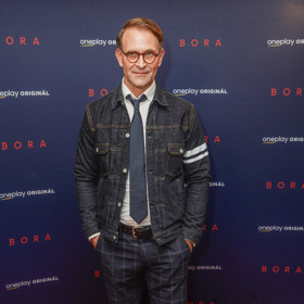 ...ale i formálnějších kalhotách, které kombinuje s ležérnějšími kousky.