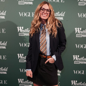 Trendy jsou také minisukně s páskem, které nosí třeba moderátorka Nikol Moravcová.