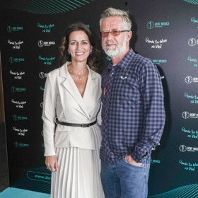 Adéla Gondíková přišla v doprovodu Jiřího Langmajera. Ten oblékl ležérní kostkovanou košili, džíny a bílé tenisky. 