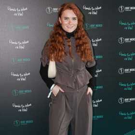 Maria Pavlova oblékla tmavě šedý lněný komplet širokých kalhot a mikiny s krátkým rukávem, kterou doplnila ještě černým tričkem. 