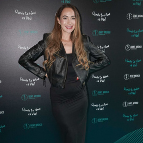 Karolína Krézlová vynesla černé šaty v kombinaci s černou koženou bundou, nohy si prodloužila lodičkami v nude odstínu. 