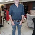 Karel Janák by pro lepší styling mohl přidat sako, které by mu dalo i možnost lépe schovat potřebné nezbytnosti, než je mít nacpané v kapsách. 