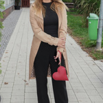 Zpěvačka Šárka Vaňková pomocí červených lodiček a sladěné roztomilé kabelky ve tvaru srdce dodala svému jinak obyčejnému outfitu módní jiskru.