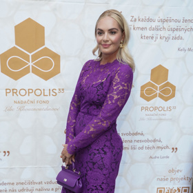 Modelka Taťána Kuchařová vynesla elegantní model v trendy fialově barvě.