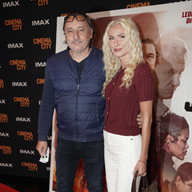 Marian Vojtko vyvedl do kina přítelkyni Helenu, která oblékla bílé kalhoty, vínové tričko a komplet doplnila kabelkou Louis Vuitton. 