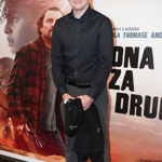 Libor Šimůnek alias Bandita z pořadu Na lovu oblékl elegantní černou košili a tmavě šedé společenské kalhoty. 