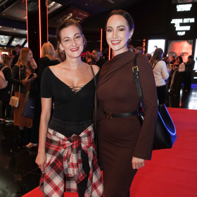 Bára Jánová s károvanou košilí kolem pasu vyrazila do kina s kamarádkou Karolínou Krézlovou, která si premiéru užila ve vínových šatech. 