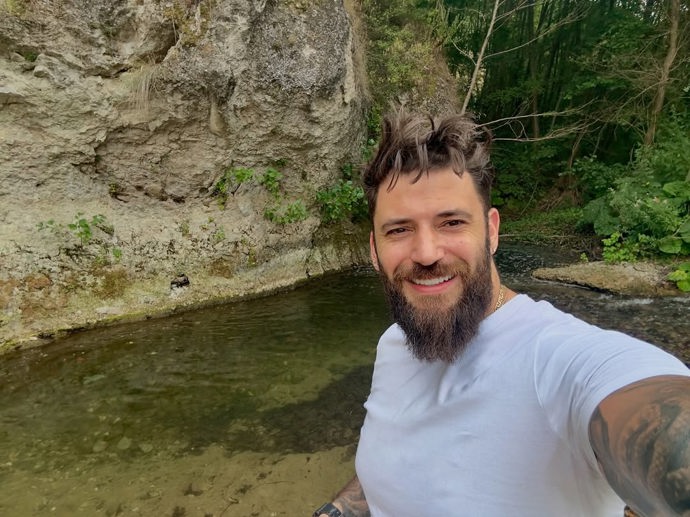 FOTO: Stanislav Yanevski je velký fešák. – stránka 2