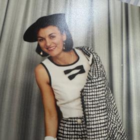 Módní návrhářka Beata Rajská se nám pochlubila třicet let starou fotografií, na které má klobouk z Mikulandské ulice. 