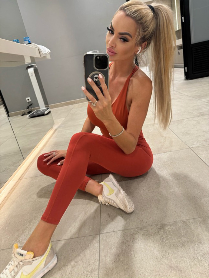 FOTO: Denise Ayverdi míří na Tenerife. – stránka 1