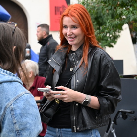 Aneta Zicklerová objíždí mítinky hnutí ANO.