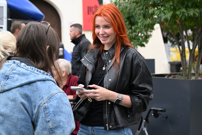 FOTO: Aneta Zicklerová objíždí mítinky hnutí ANO. – stránka 43