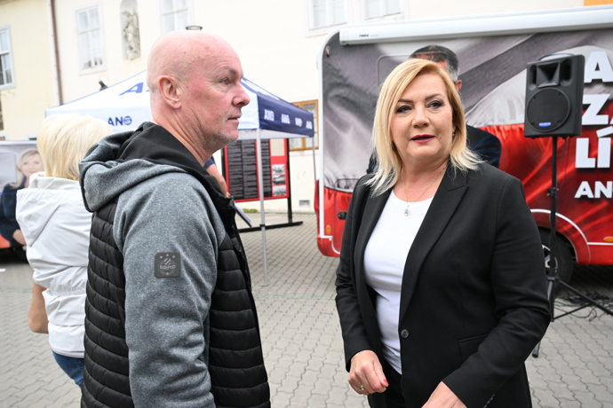 FOTO: Alena Schillerová ve Šlapanicích. – stránka 38