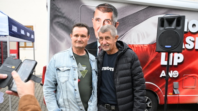 FOTO: Andrej Babiš s příznivcem.