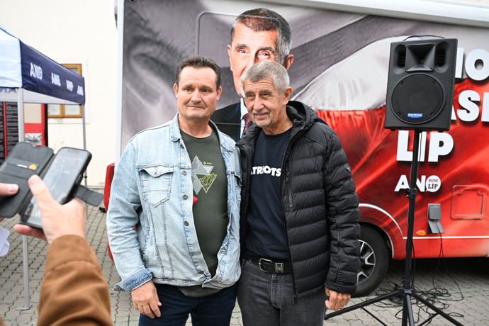 FOTO: Andrej Babiš s příznivcem. – stránka 25