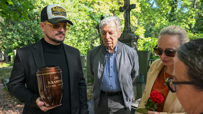FOTO: Tomáš Zajíc alias Teniskožrout s urnou Jiřího Krampola.